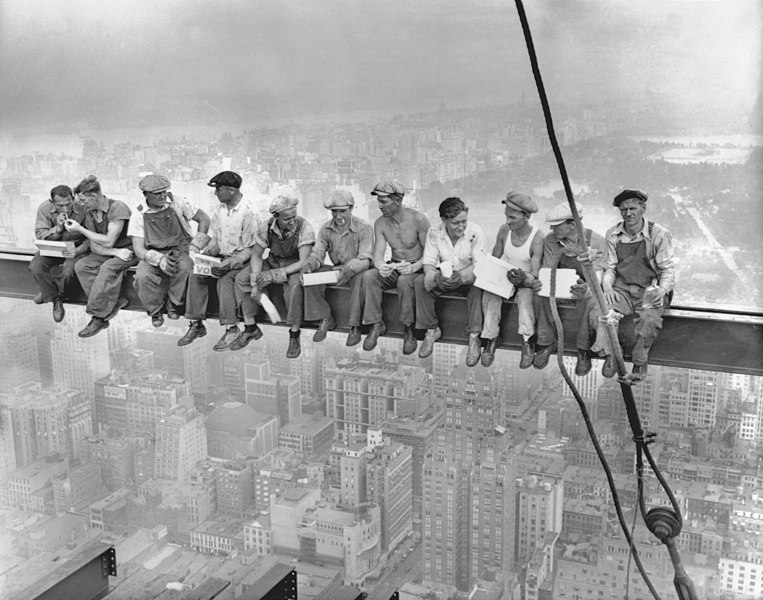 https://upload.wikimedia.org/wikipedia/commons/thumb/9/9c/Lunch_atop_a_Skyscraper_-Charles_Clyde_Ebbets.jpg/763px-Lunch_atop_a_Skyscraper-_Charles_Clyde_Ebbets.jpg